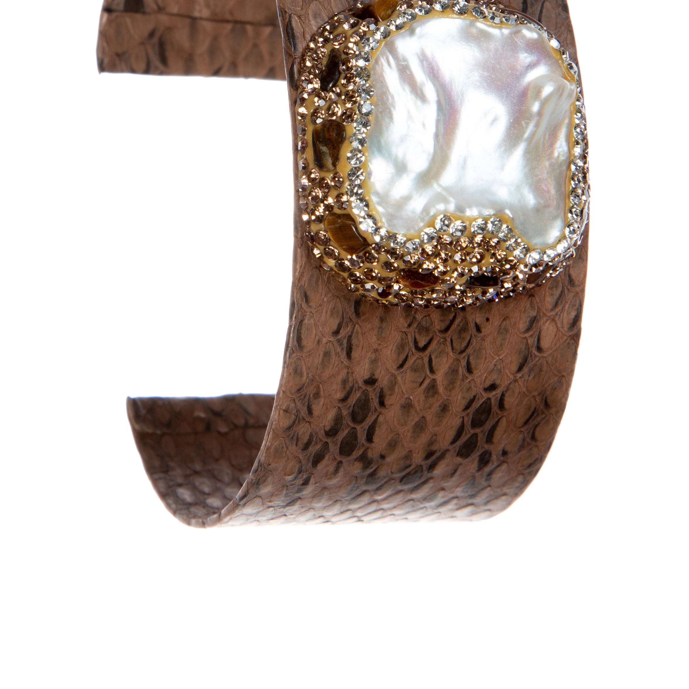 Brazalete de cuero con perlas de agua dulce B3430