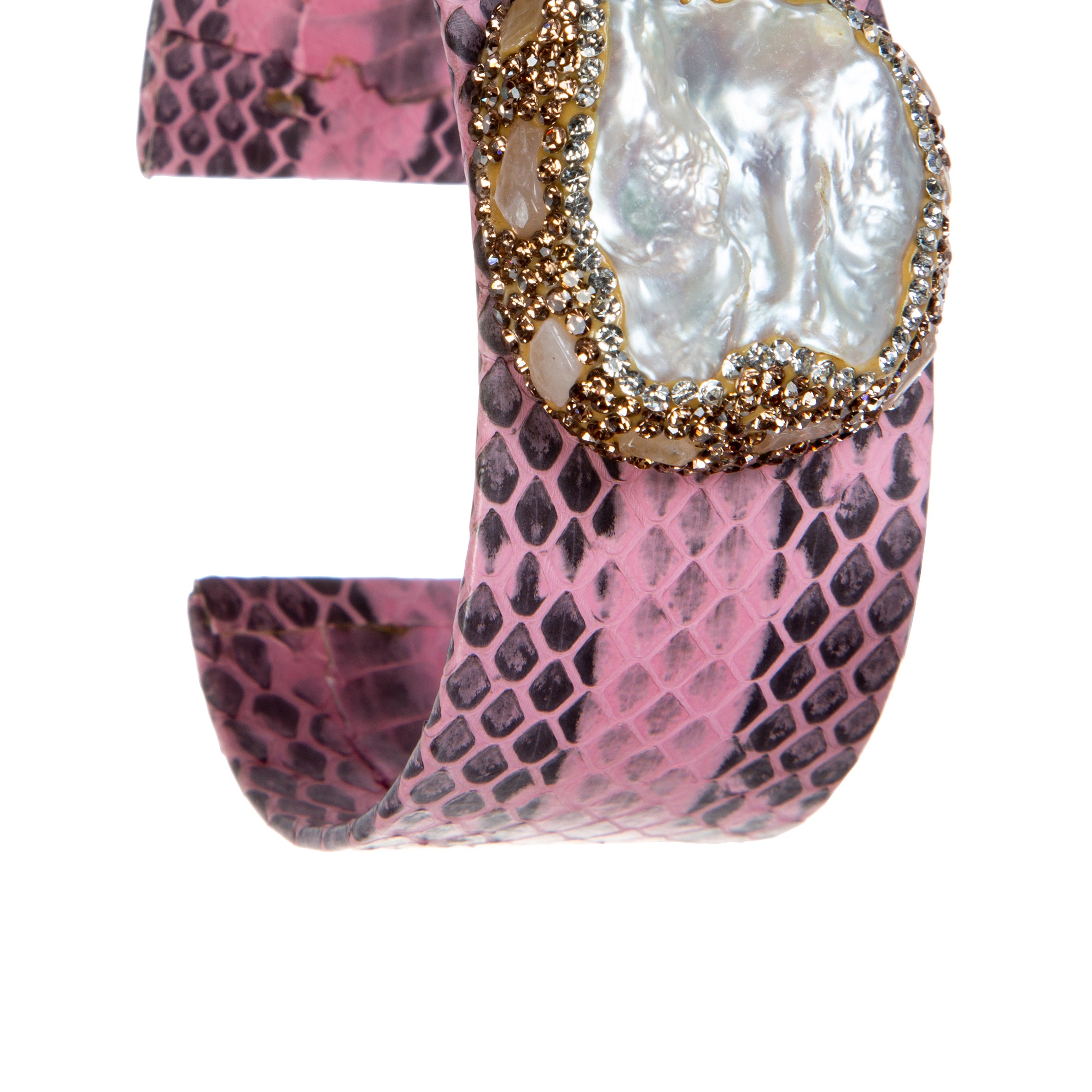 Brazalete de cuero con perlas de agua dulce B3430