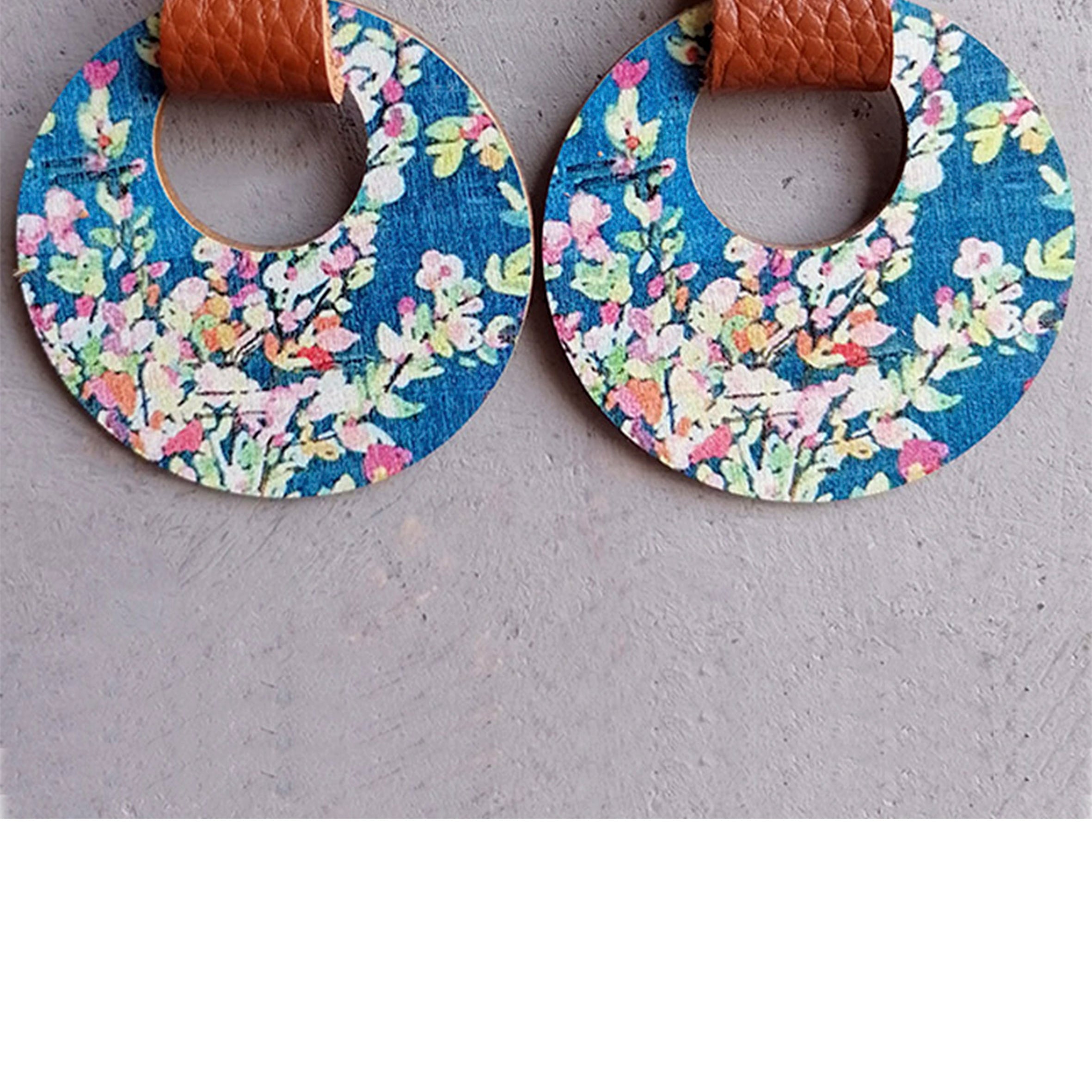 Pendientes de madera con estampado floral y círculo hueco E6848