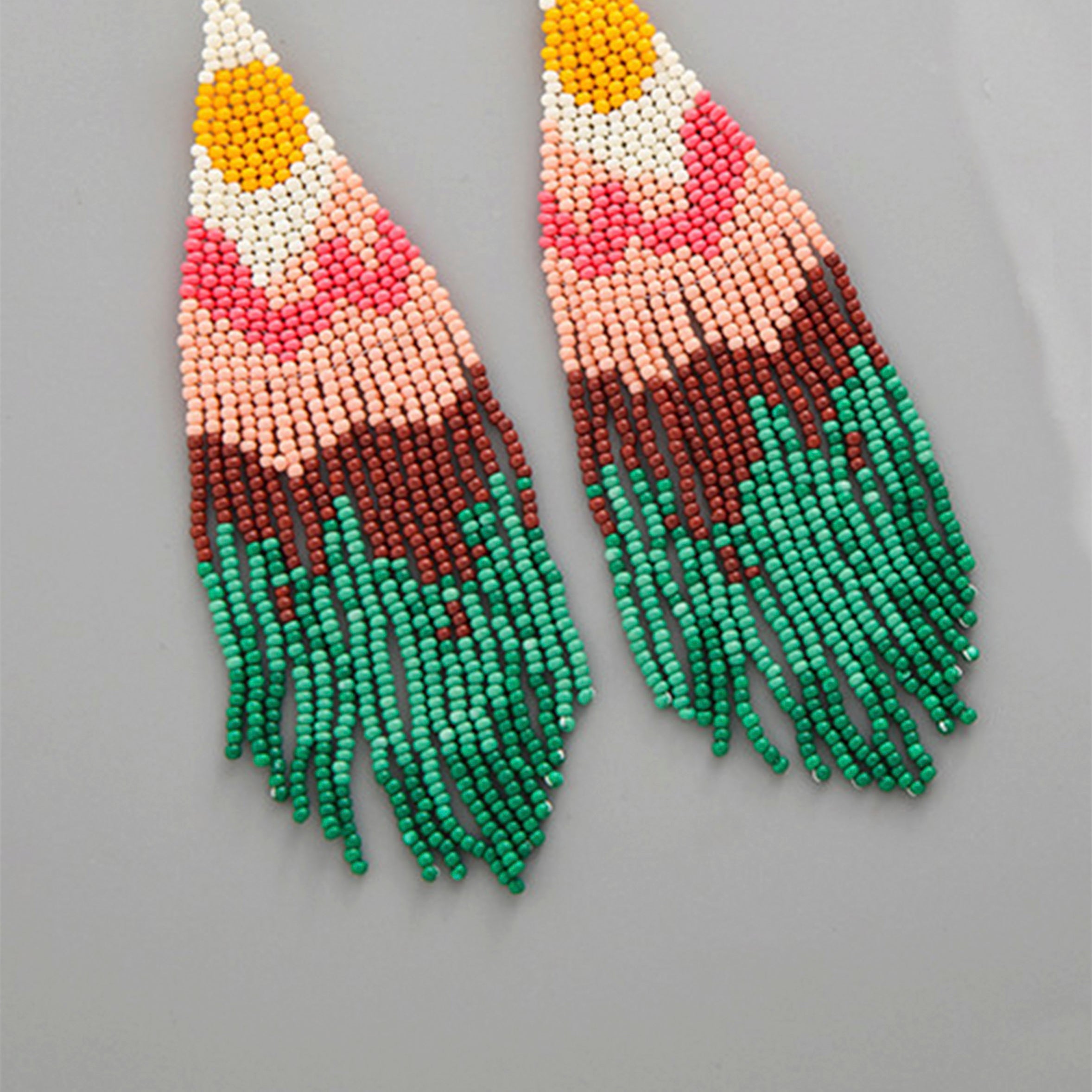 Pendientes con borlas de cuentas de semillas con estampado de amanecer E7297