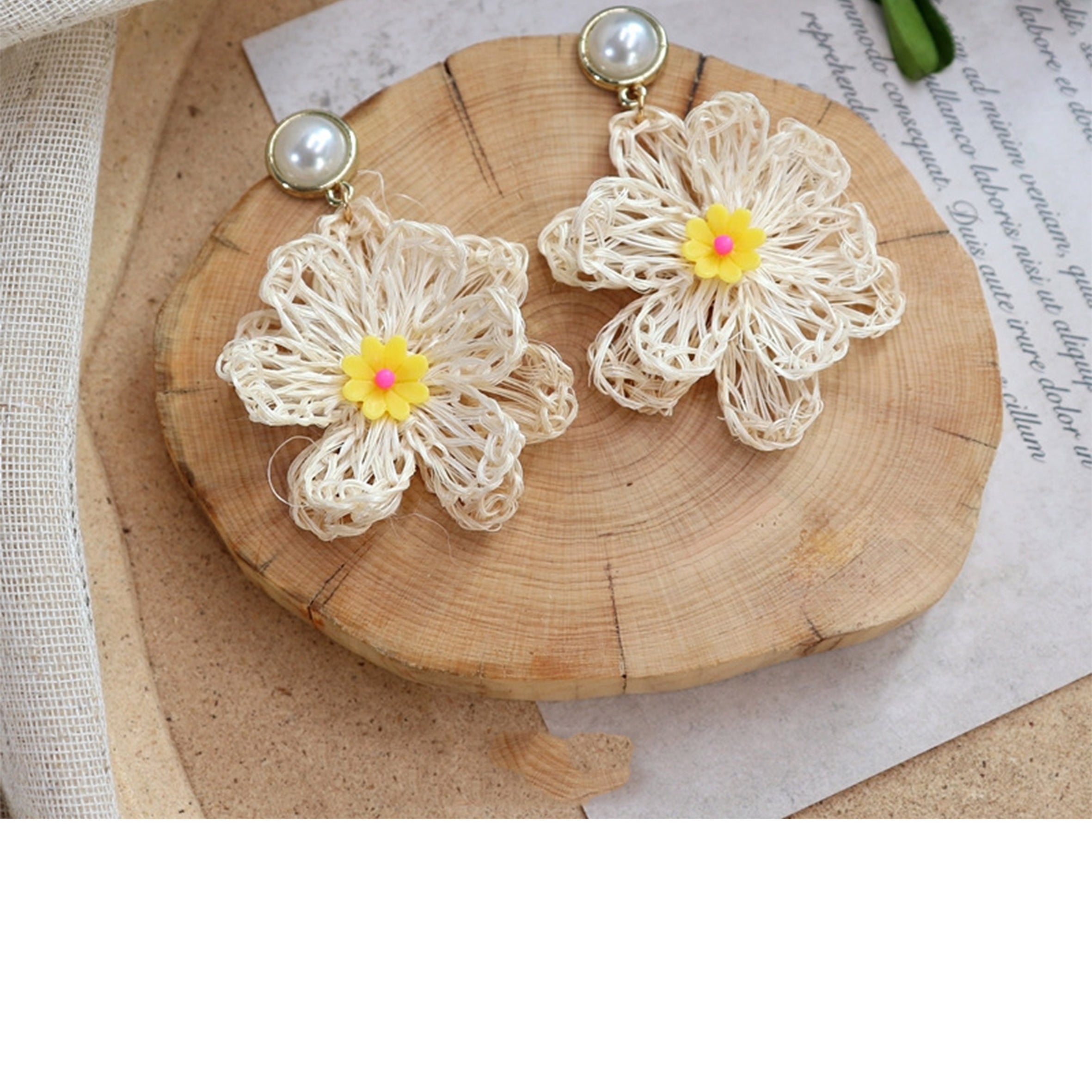 Pendientes de paja con flores E8093