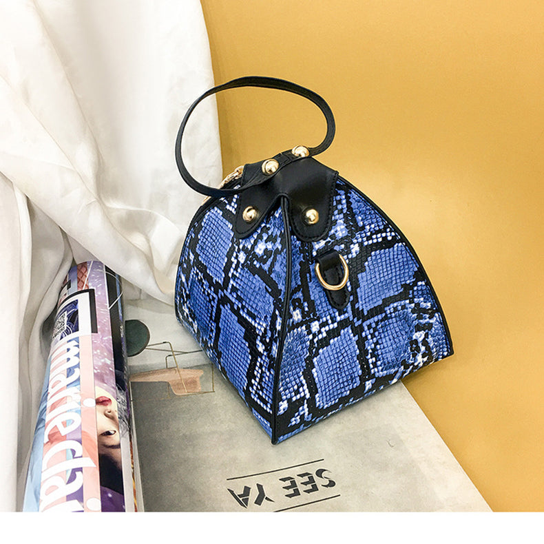 Bolso triangular con estampado de piel de serpiente HB1313