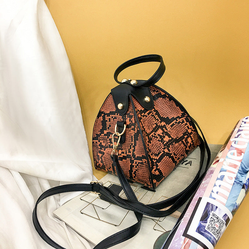 Bolso triangular con estampado de piel de serpiente HB1313