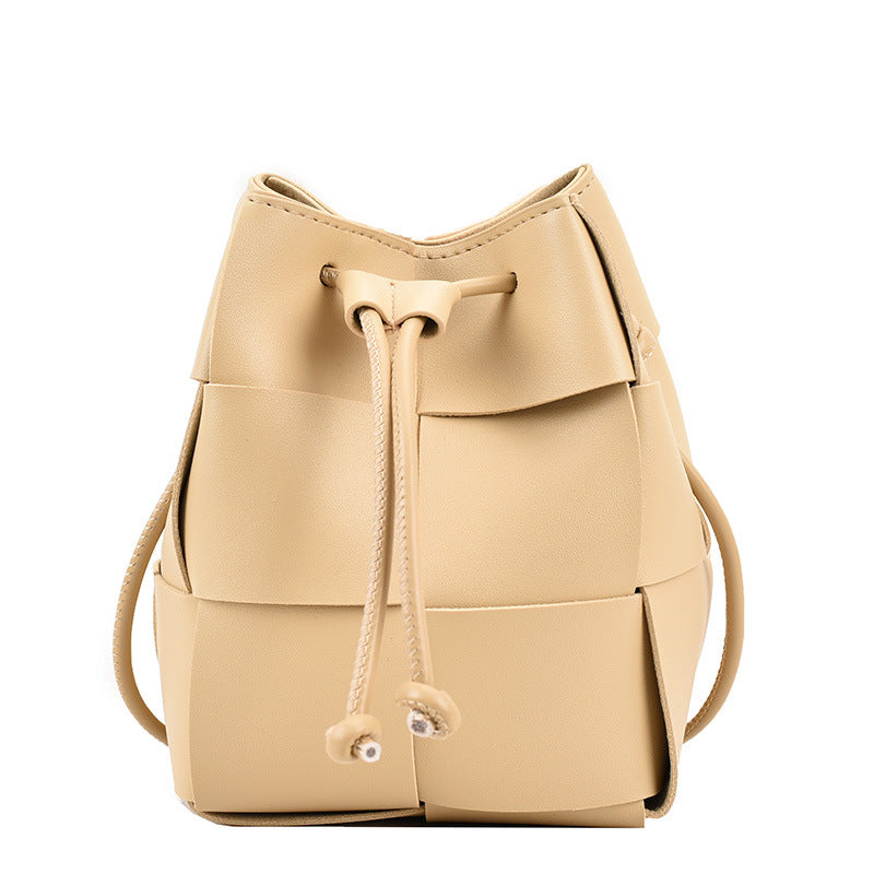 Bolso tipo cubo de poliuretano trenzado HB2645