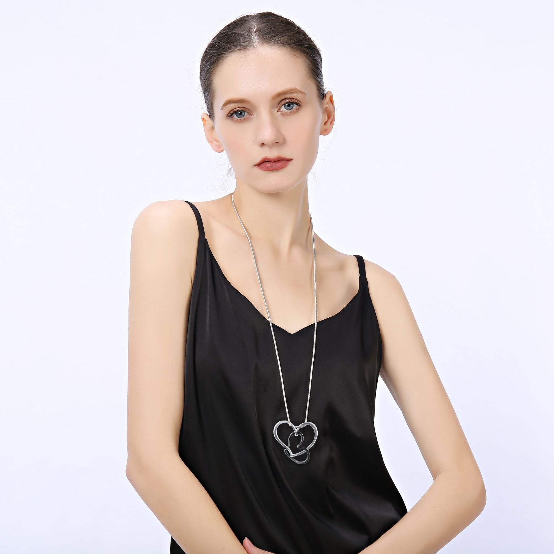 Pendientes de aleación con forma de corazón hueco N4006