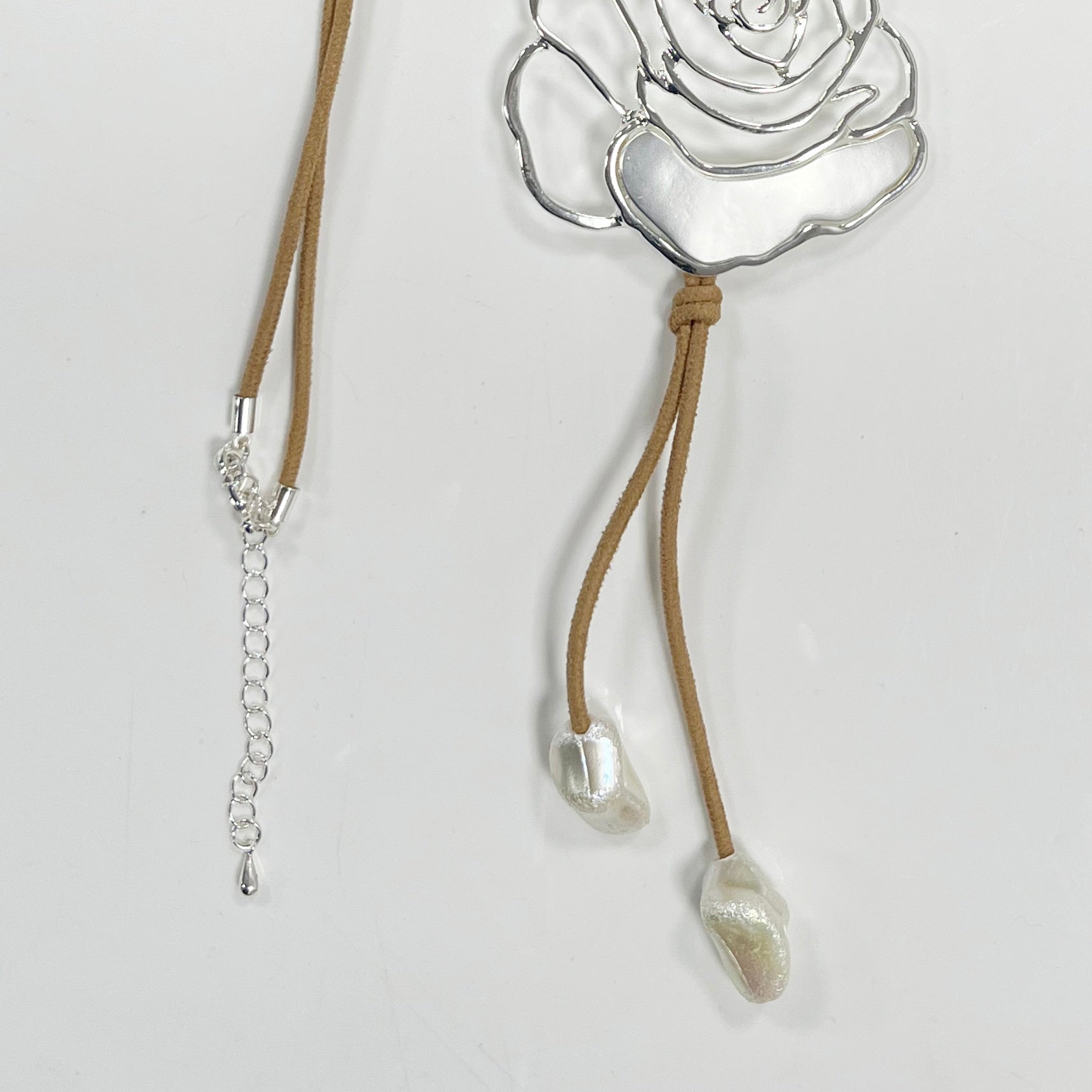 Collar de cuero con colgante de rosa N4921