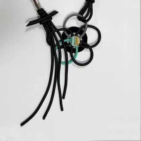 Collar de cuero sintético con borlas y diseño geométrico floral N5086