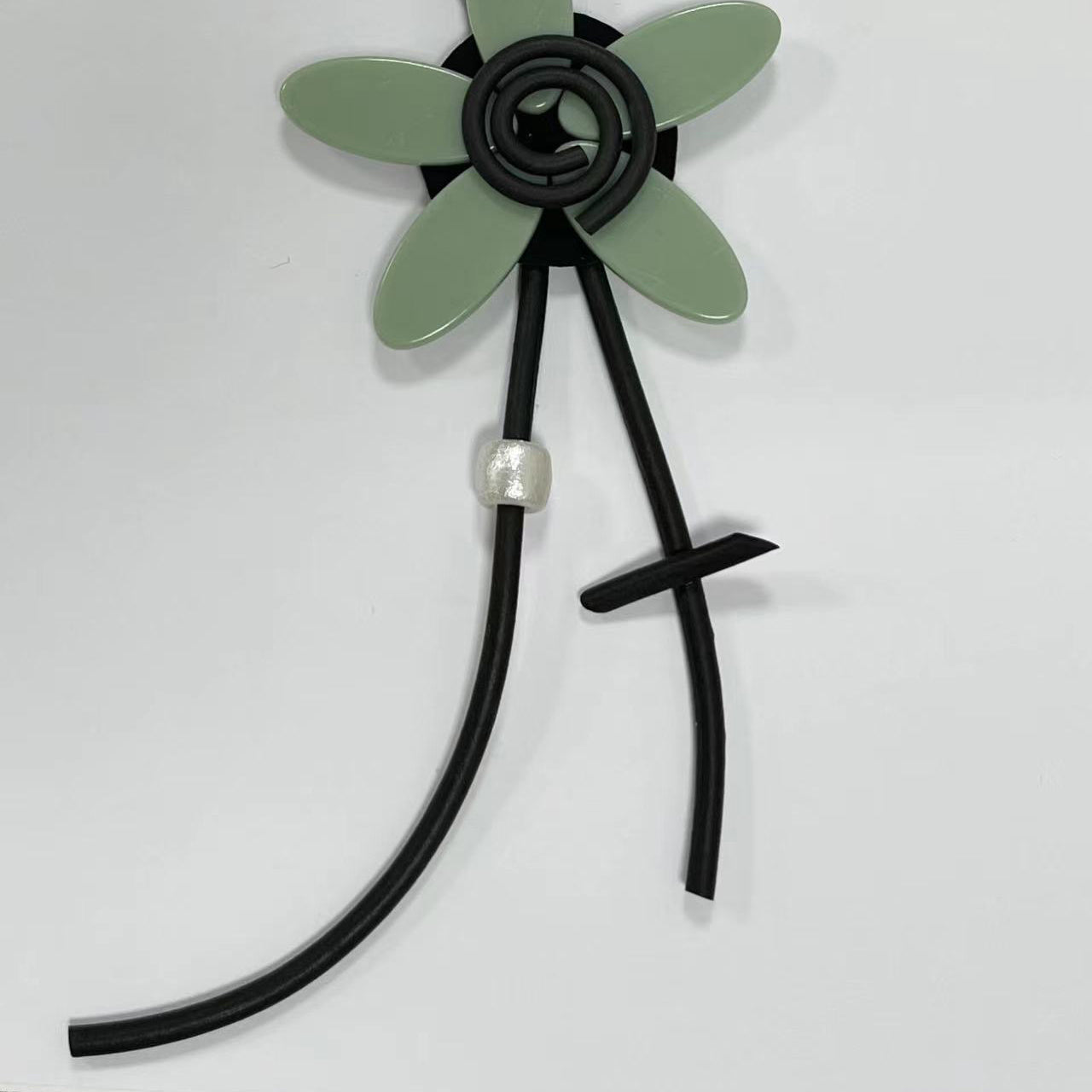 Collar de cuero sintético con borlas florales N5087