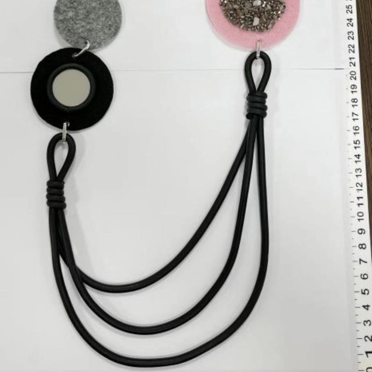 Collar de cuero sintético multicapa con geometría N5092