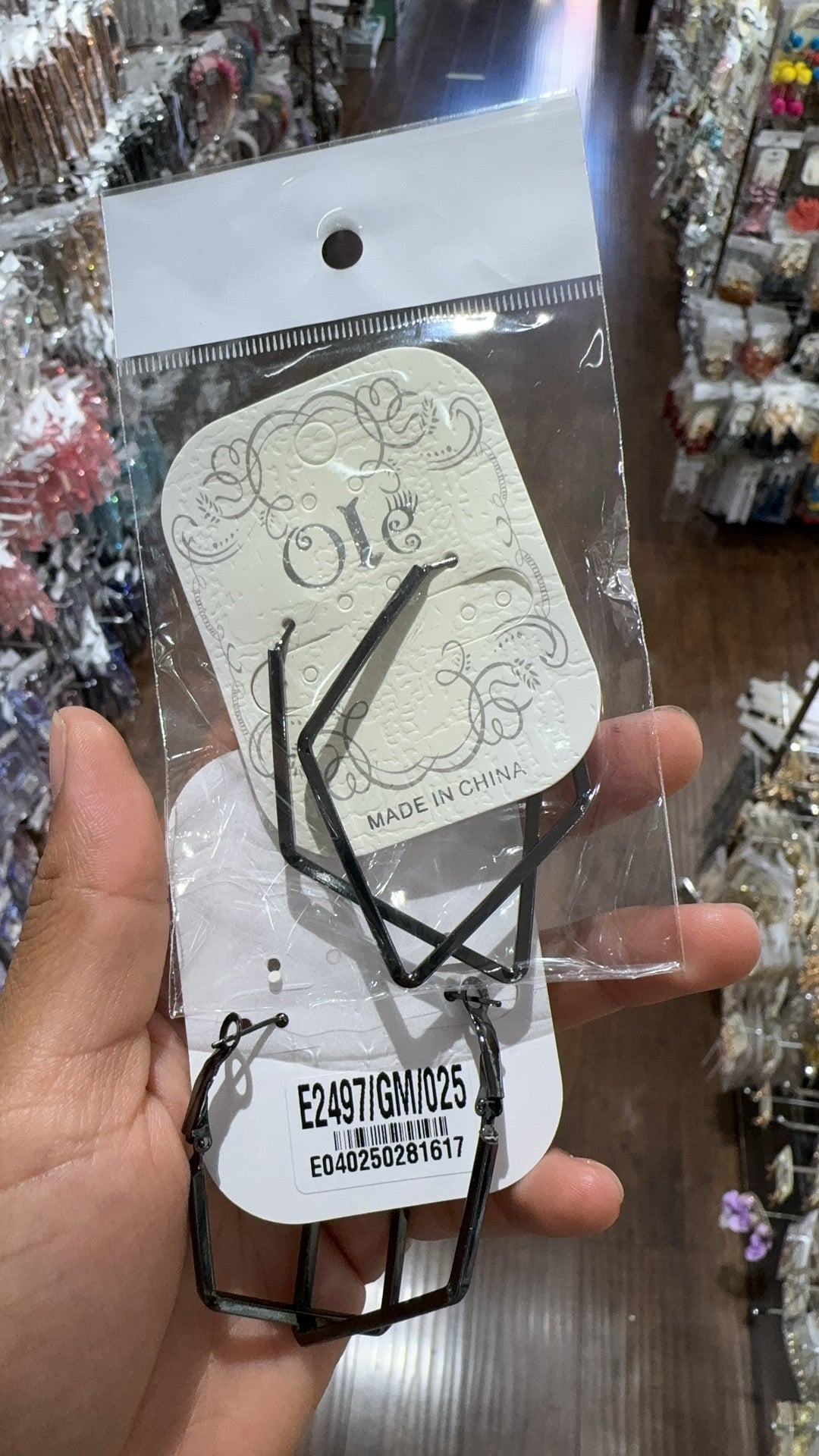 Pendientes de aro de metal con rombos sencillos E2497