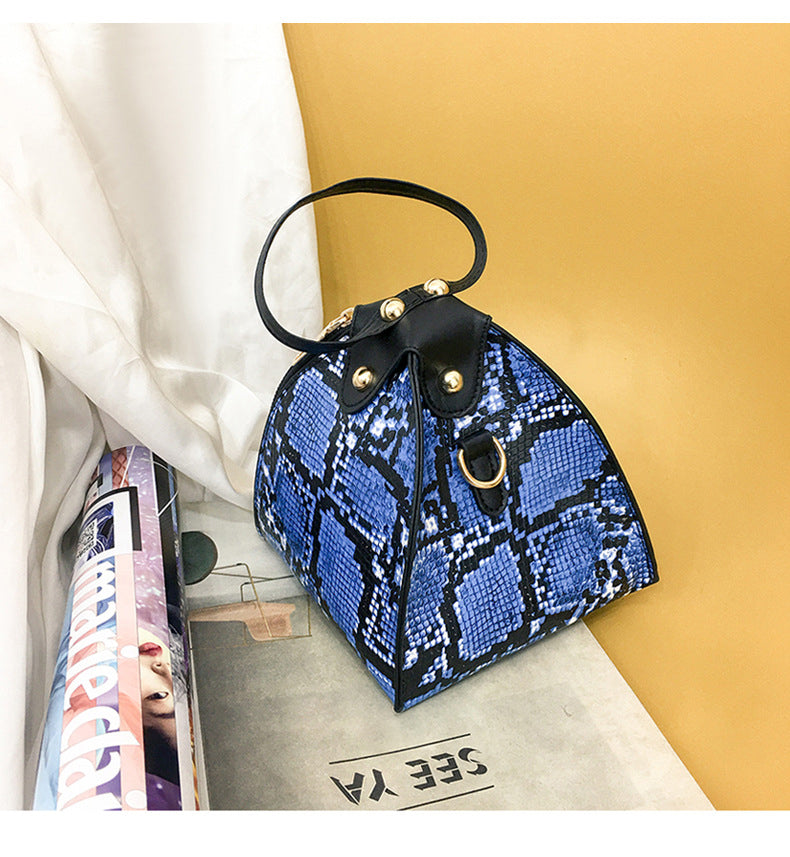 Bolso triangular con estampado de piel de serpiente HB1313