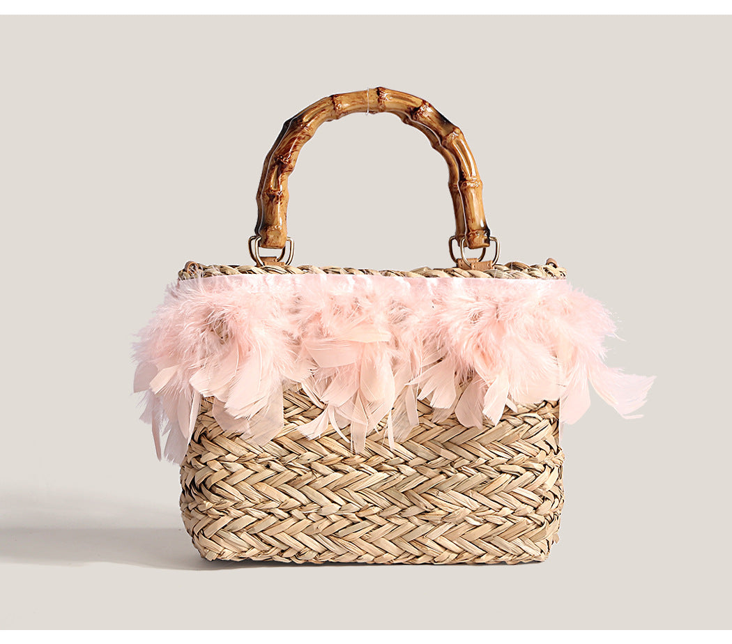 Bolso de mano trenzado de paja con plumas HB2571