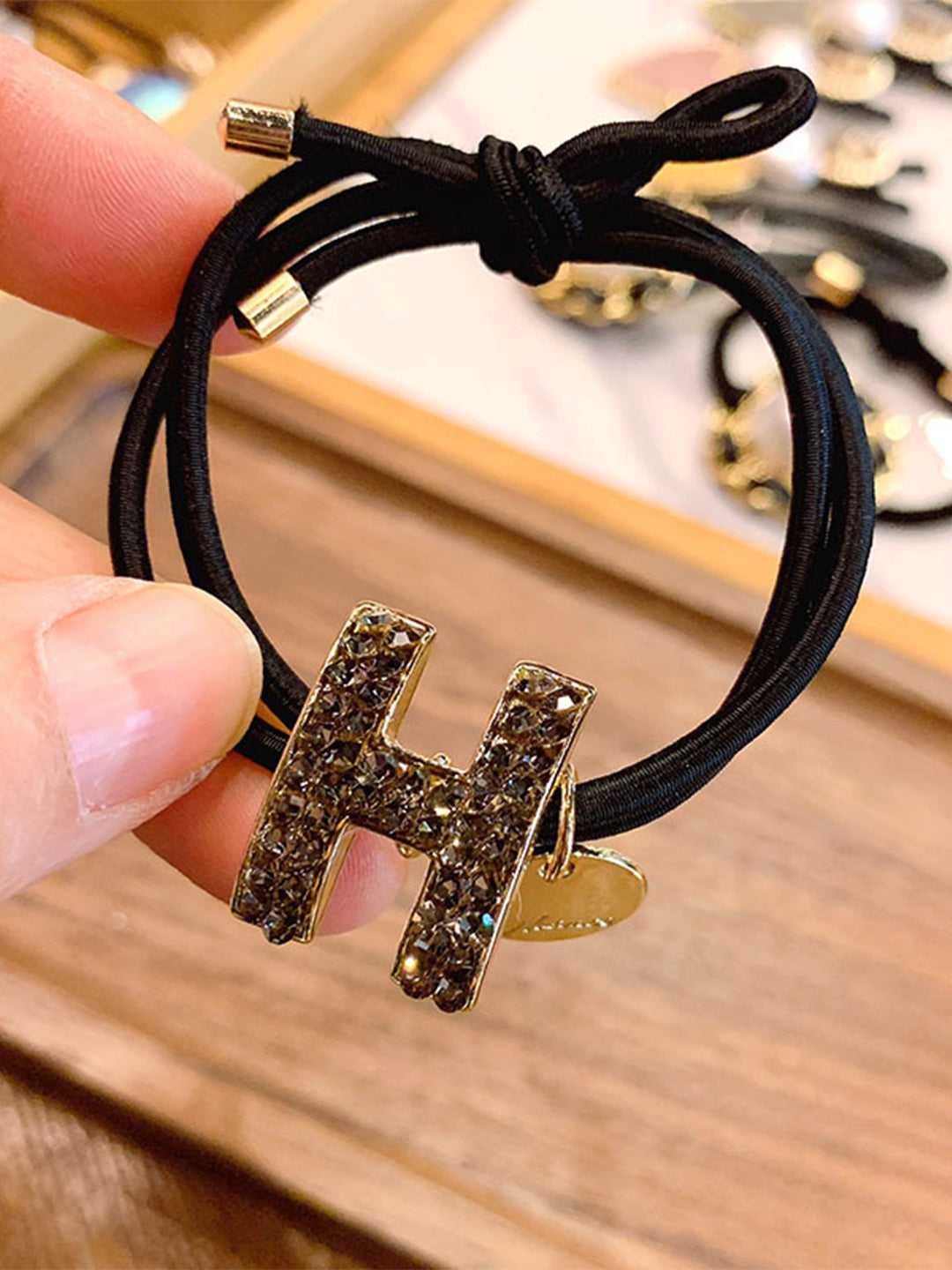 Coleteros con diamantes de imitación y letra H L2360