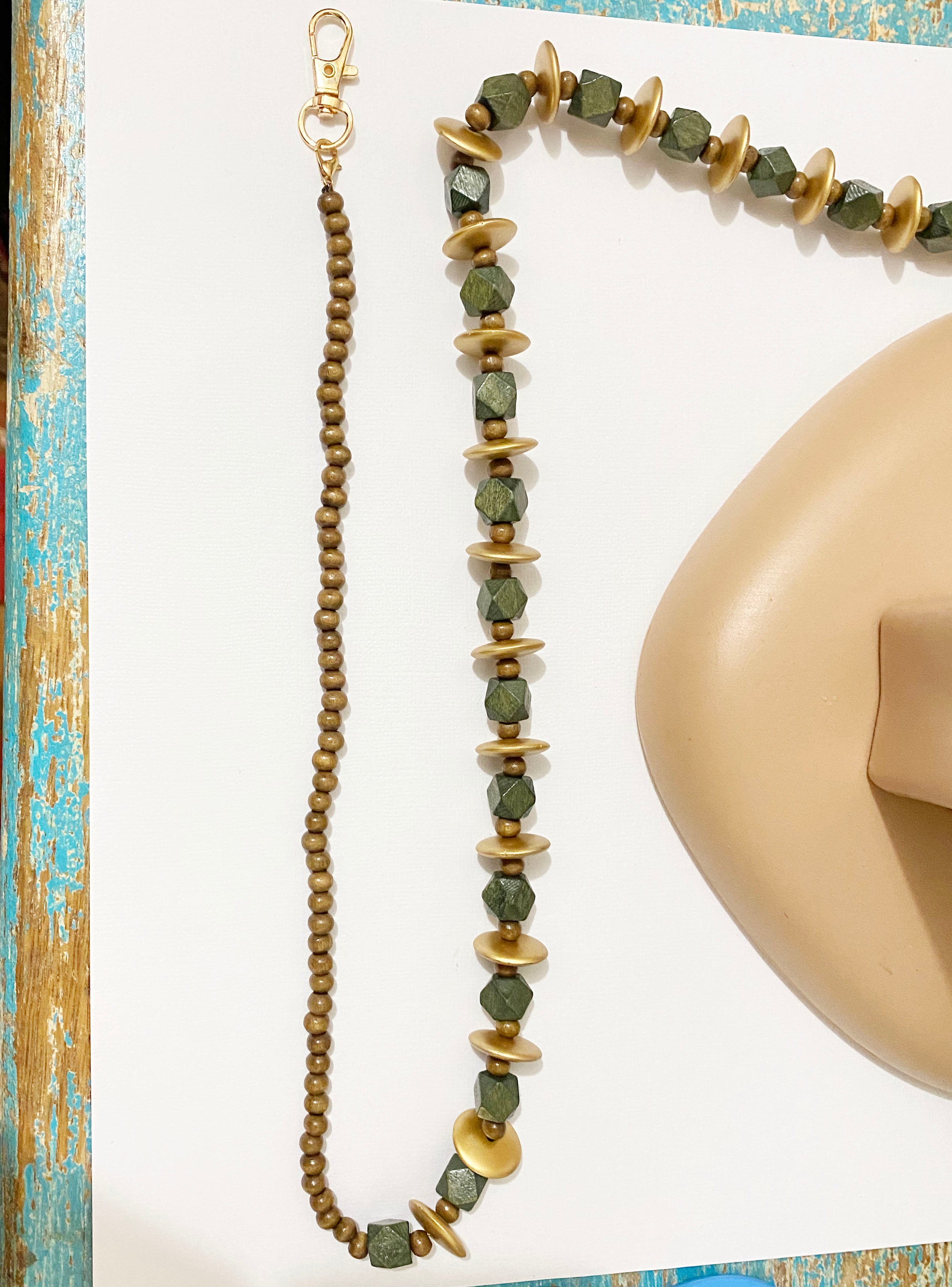 Soporte para mascarillas con cuentas de madera de gong MN3297