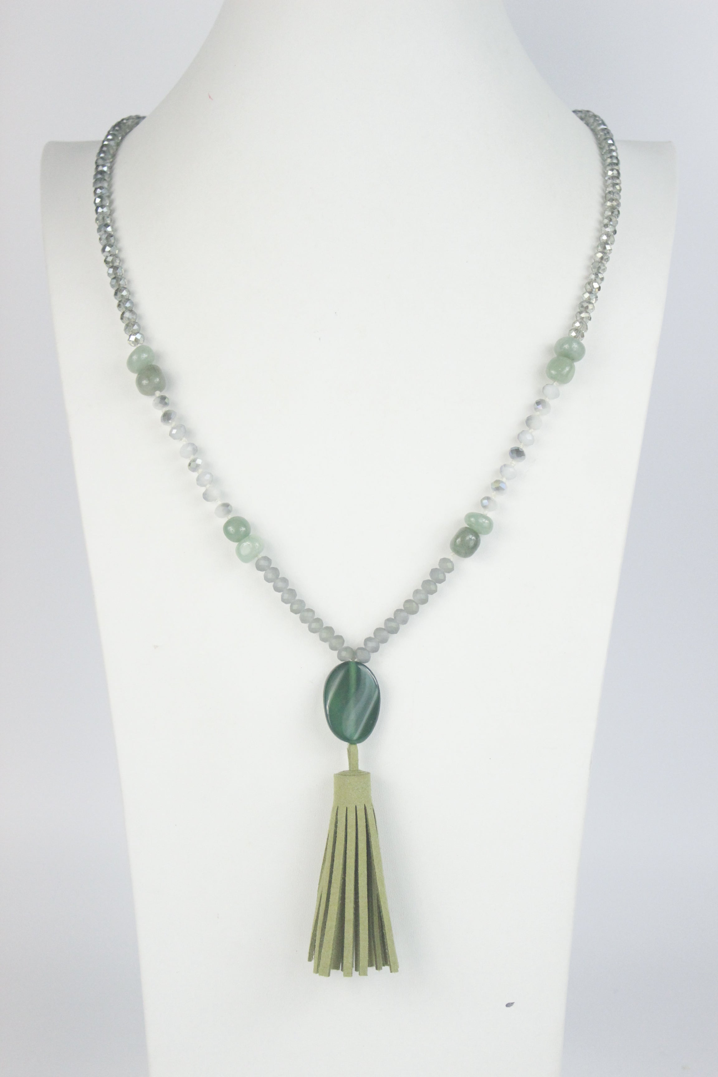 Collar con borlas de piedra y cuentas verdes N2451
