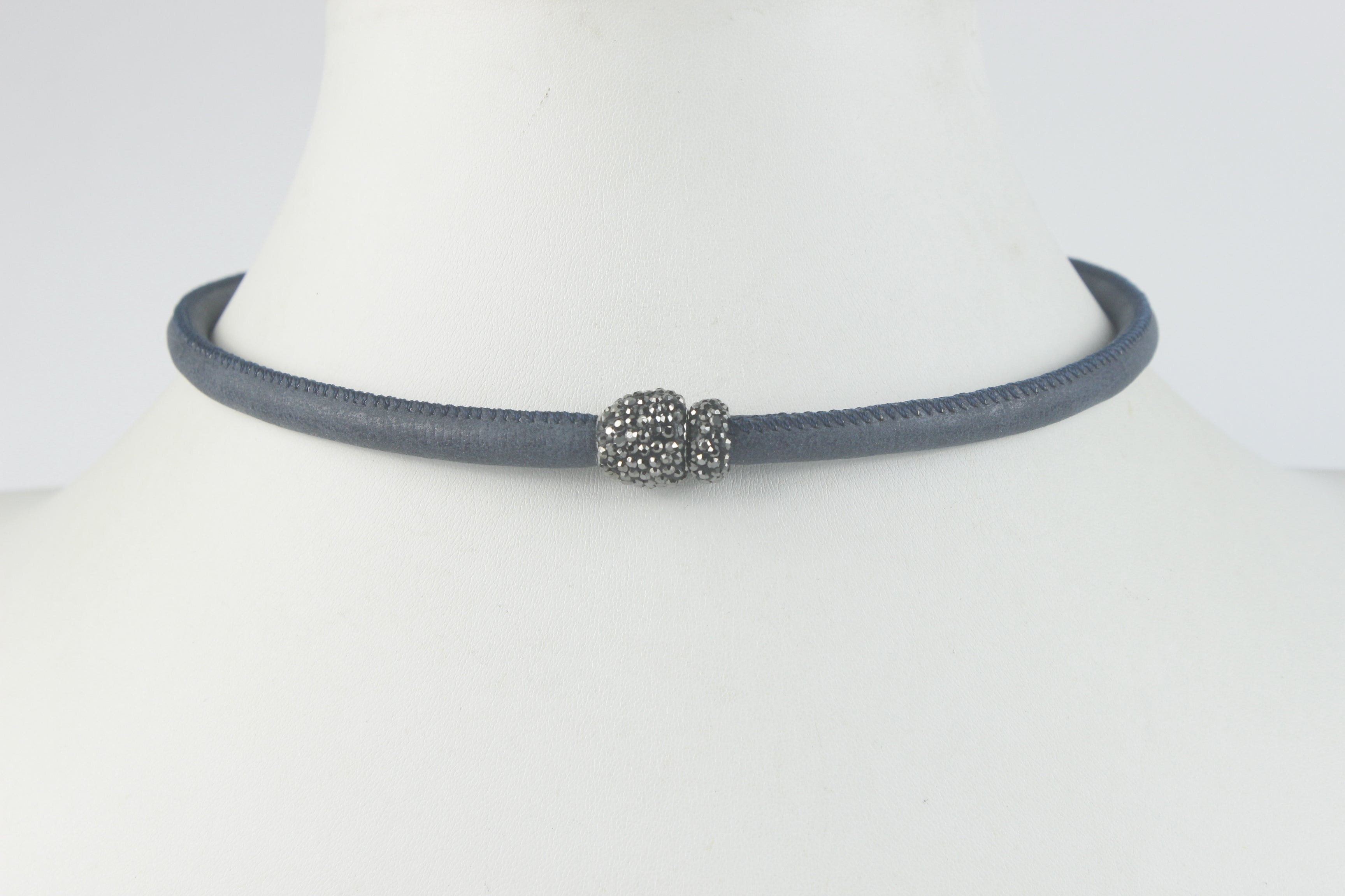 Collares de cuero y cristales N2890