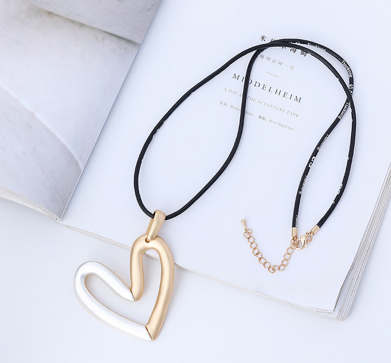 Collar de cuero sintético con forma de corazón N4521