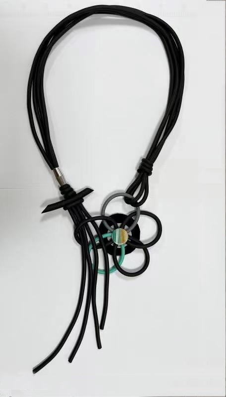 Collar de cuero sintético con borlas y diseño geométrico floral N5086