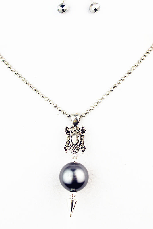 Collar con colgante de perla y flecha gótica N1729